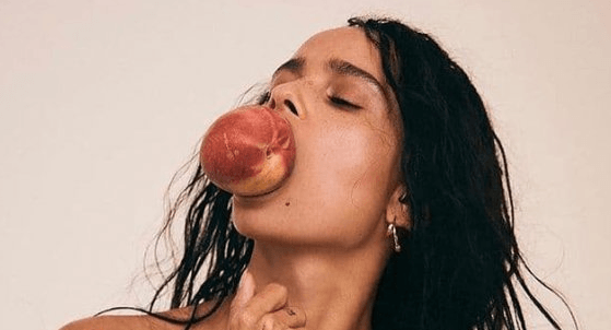 Гола Зої Кравіц сексуально позує із персиком у роті (ФОТО)
