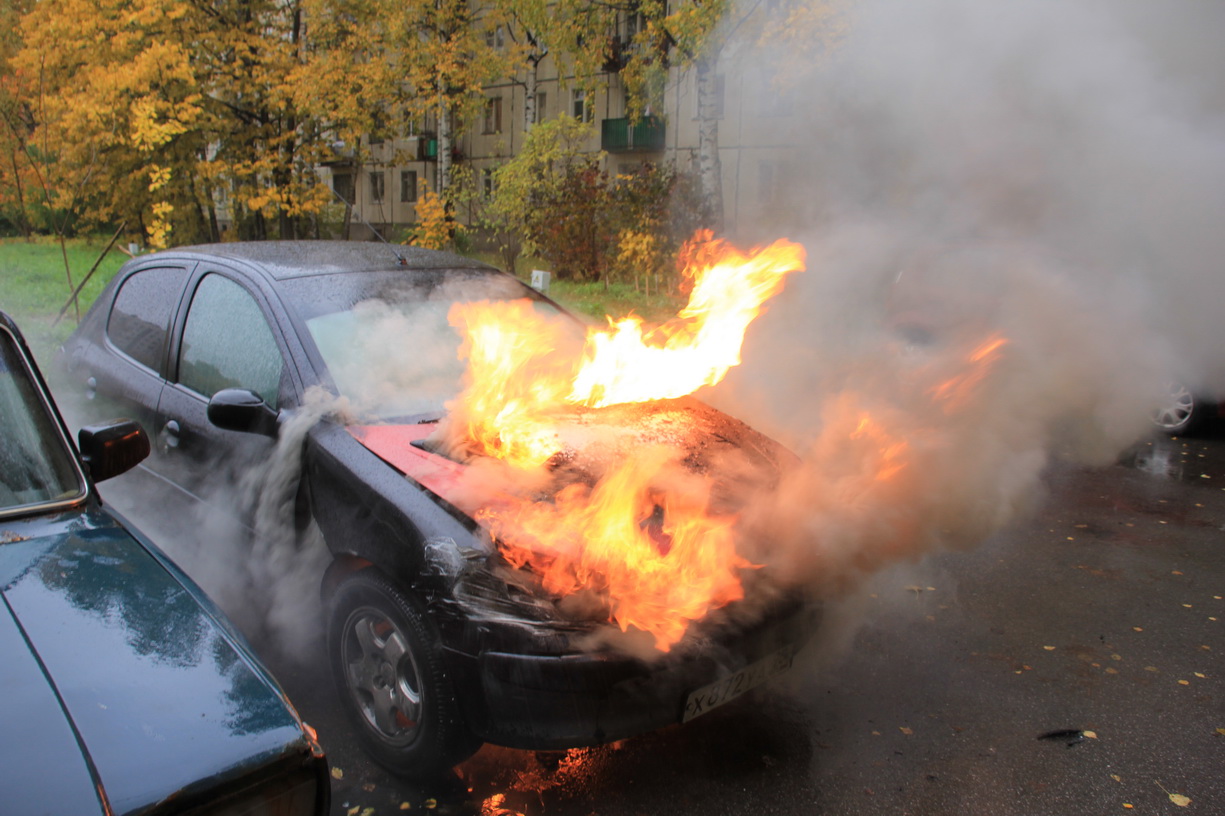 Автомобіль, трава та господарська споруда горіли минулої доби на Прикарпатті