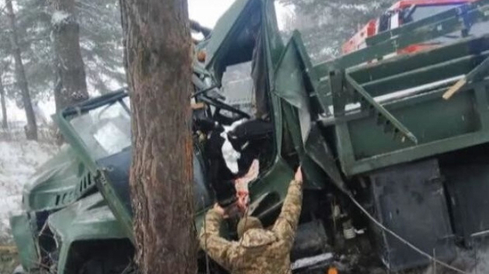 Вантажівка з 30 військовими перекинулась на Львівщині (ФОТО)