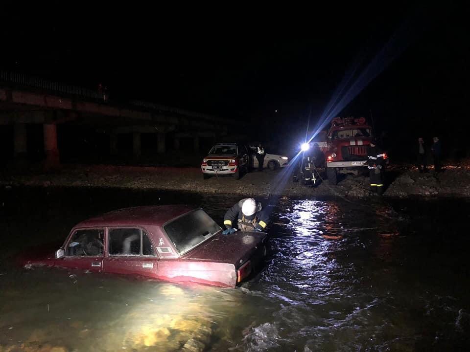 Вночі на Надвірнянщині “ВАЗ” з’їхав у річку (ДОДАНІ ФОТО)