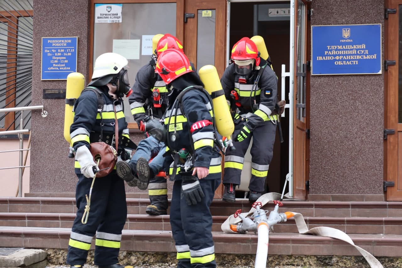 На Тлумаччині вчилися гасити пожежу в місцевому суді (ФОТО)