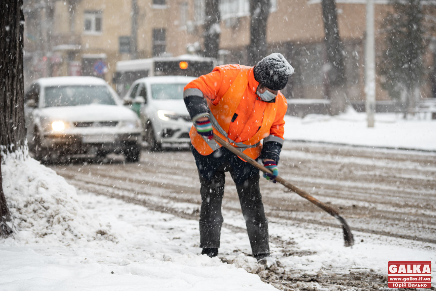 Мер Франківська просить людей взятися за лопати у боротьбі зі снігом