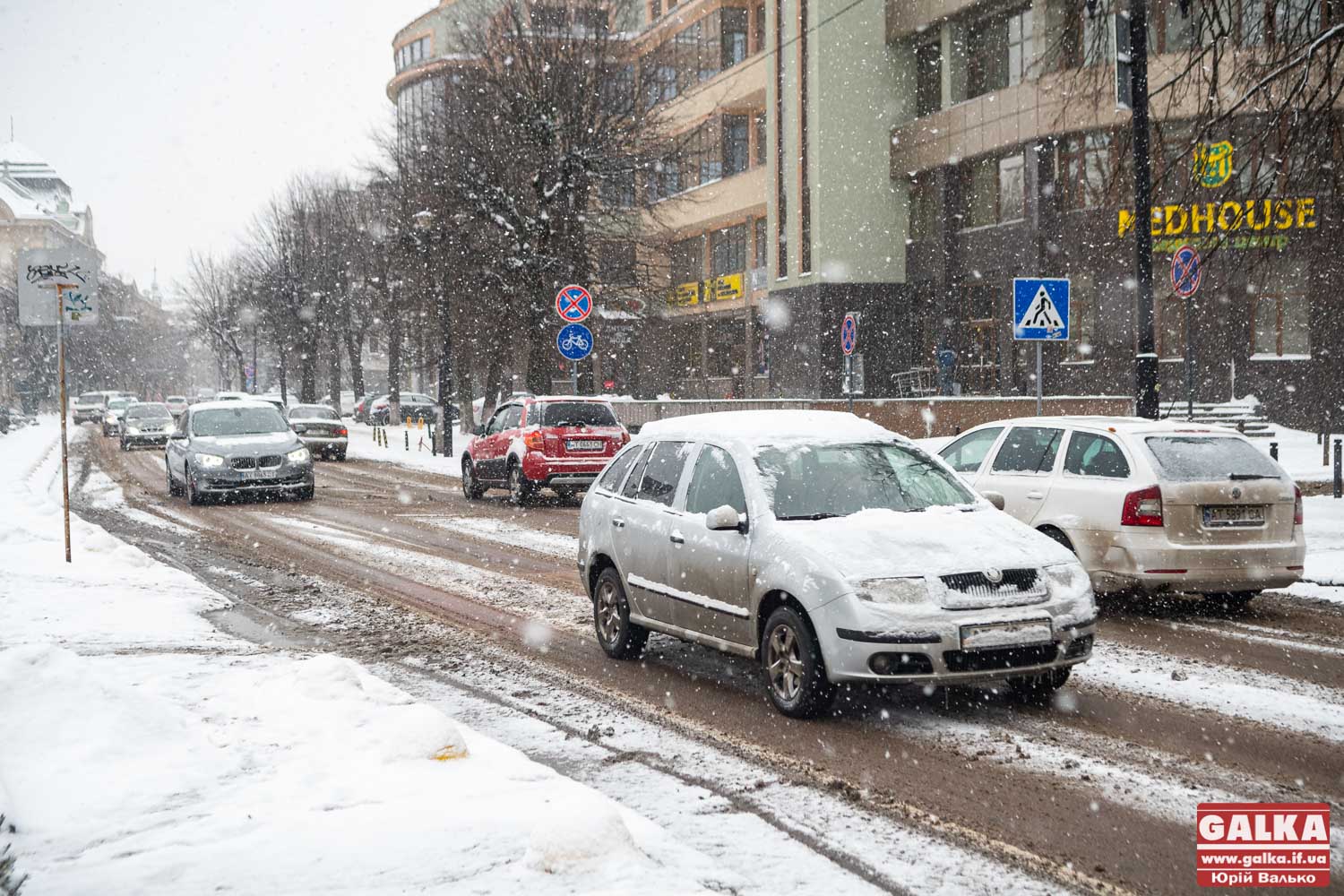Через березневі снігопади розчищати державні дороги на Прикарпатті виїхали 23 спецмашини (ВІДЕО)