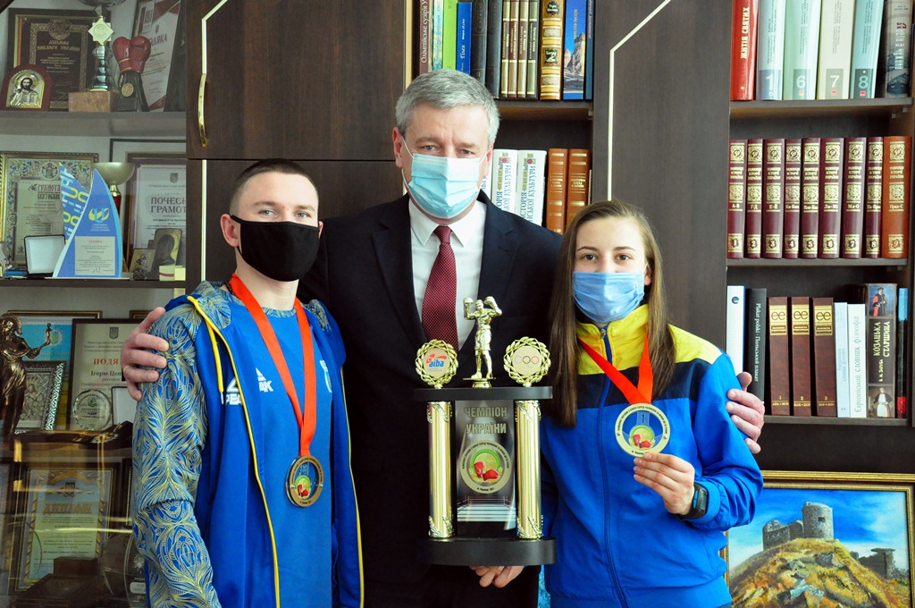 “Золото” і “бронзу” вибороли франківські студенти на чемпіонаті України з боксу (ФОТО)