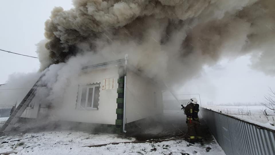 Вранці на Снятинщині майже дві години гасили пожежу житлового будинку (ФОТО)