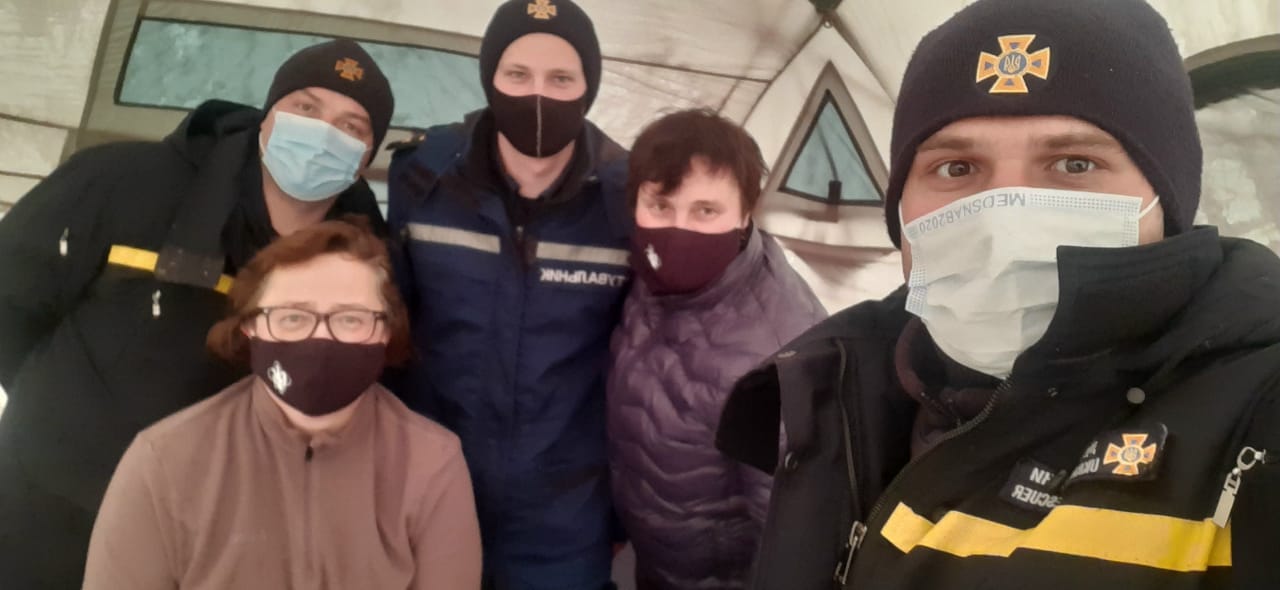 Прикарпатські рятувальники відігріли двох туристок в горах (ФОТО)
