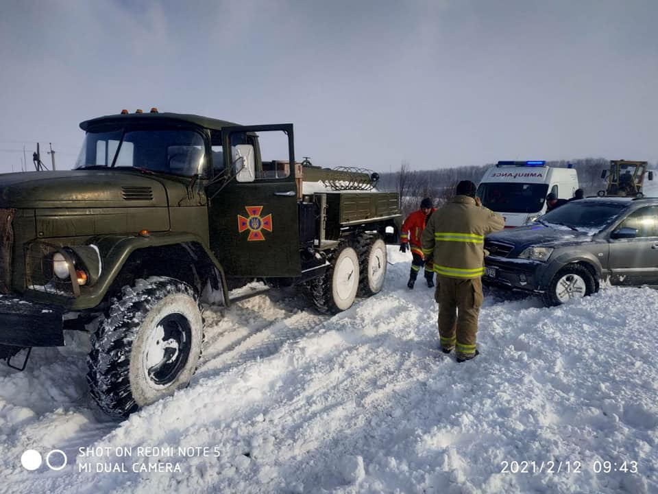 Через заметені дороги в області перекрили два автошляхи, зі снігових пасток рятують машини з людьми (СПИСОК, ФОТО)
