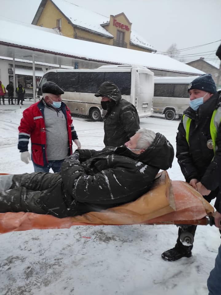 У Коломиї поліціянти допомогли дідусеві, який послизнувся та зламав ногу (ФОТО)