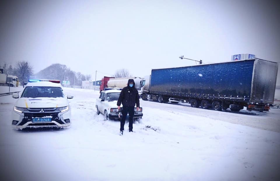 На Прикарпатті теж обмежили рух вантажівок по дорозі на Львів через Рогатин (ФОТОФАКТ, ОНОВЛЕНО)