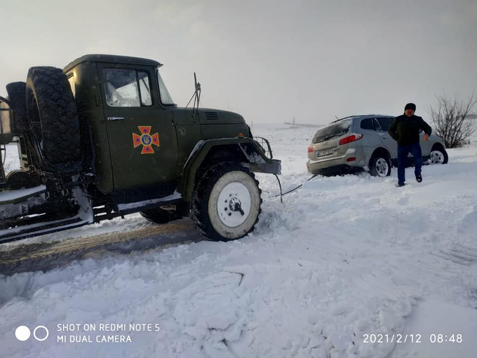 Протягом доби на Прикарпатті десятки автівок з людьми опинилися у полоні снігу