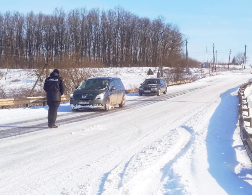 Поліція просить прикарпатців наразі не користуватися дорогами "Снятин-Тязів" та «Татарів-Камянець-Подільський»