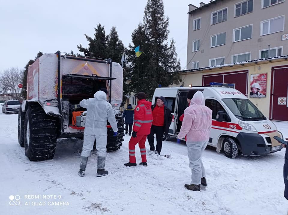 У неділю рятувальники Прикарпаття сім разів допомогли медикам дістатися до заблокованих негодою хворих (ФОТО)