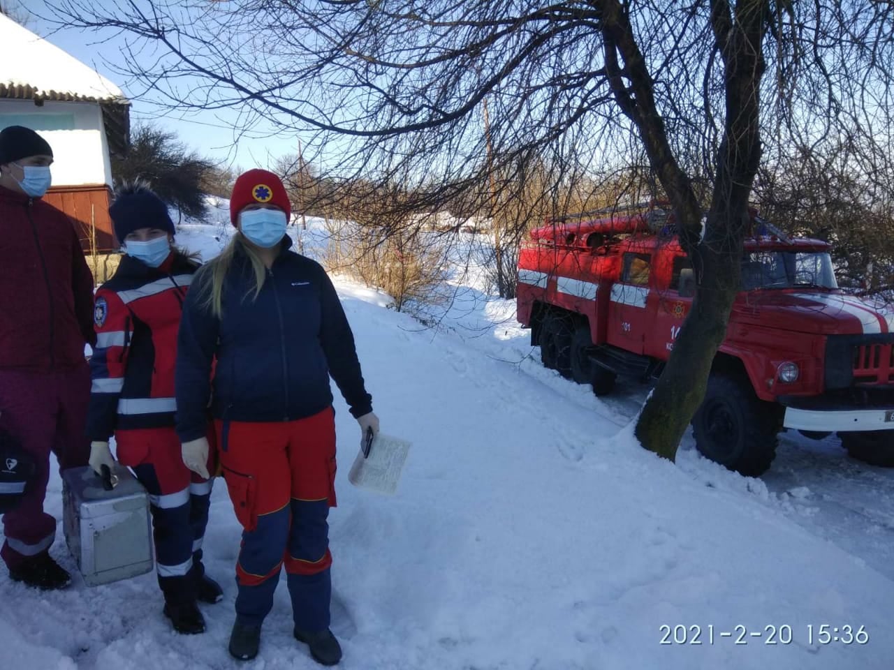 Рятувальники допомогли медикам “швидкої” дістатися до хворої жінки на Косівщині (ФОТО)