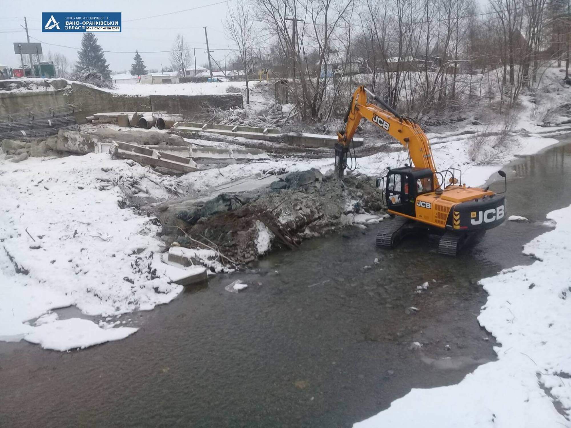 На Косівщині на дорозі держзначення почали демонтувати міст (ФОТО)
