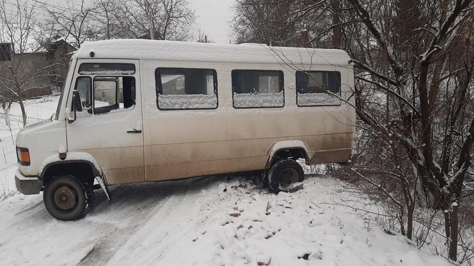 У Калуші рейсовий мікроавтобус ледь не втрапив у прірву, а на Косівщині автомобіль “Укрпошти” в’їхав у електроопору (ФОТО)