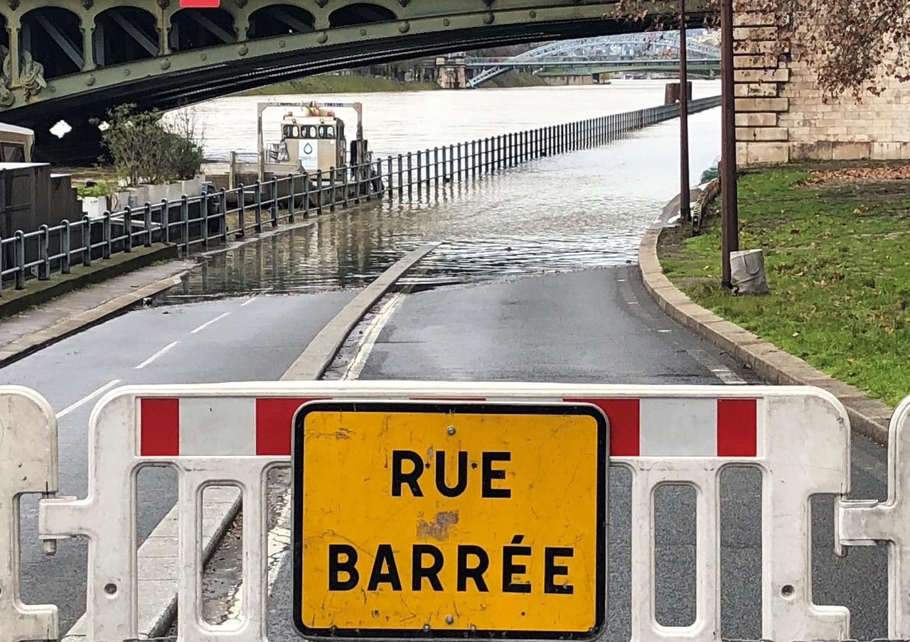 Париж готується до повені, рівень води у річці Сена перевищив 4 метри