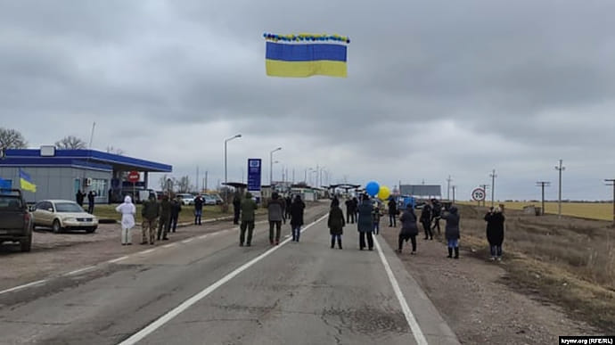 У бік Криму запустили український прапор із посланнями (ФОТО)