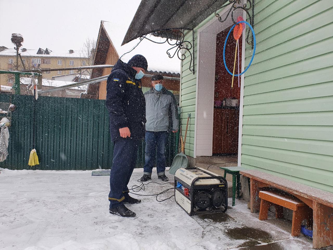 У Надвірній рятувальники допомогли літній жінці, яка не може дихати (ФОТО)