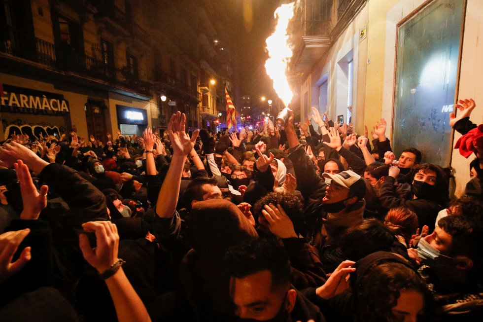 Розграбовані магазини та сутички з поліцією: у Барселоні бунти через ув’язнення репера (ФОТО)