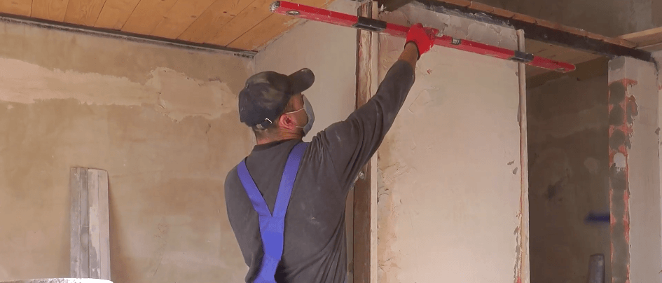Волонтери допомагають малозабезпеченій франківській родині зробити ремонт (ВІДЕО)