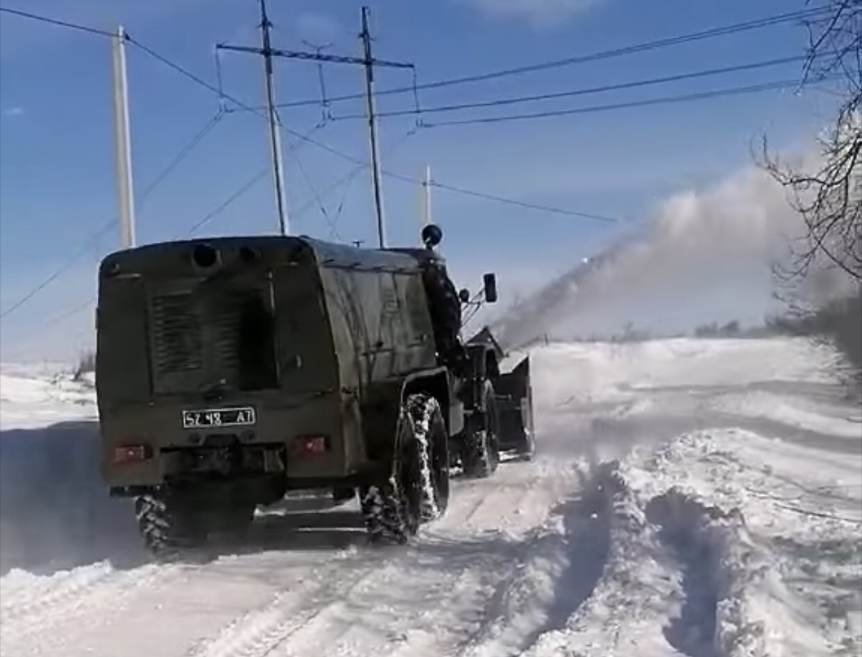 Комунальники показали, як з військовими розчищали дороги до сіл Івано-Франківської ТГ (ВІДЕО)
