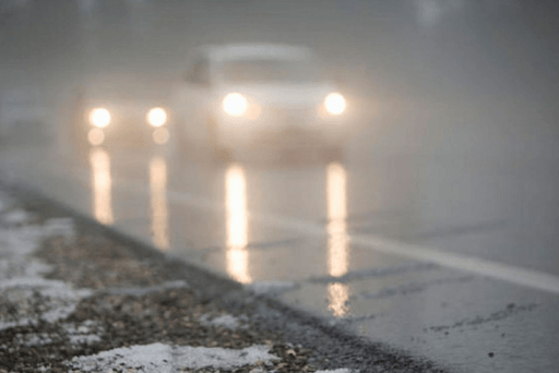 Водіїв попереджають про сильний туман та мокрий сніг на Прикарпатті