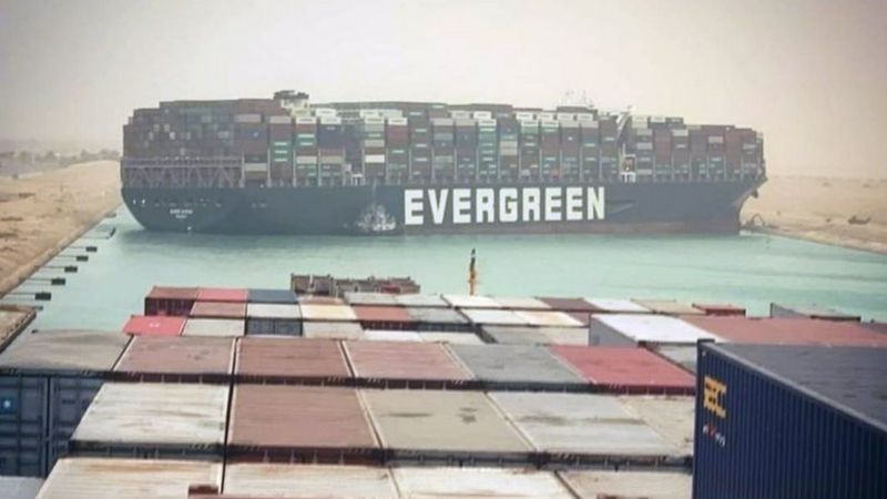 Гігантський контейнеровоз Ever Given вже третій день блокує Суецький канал