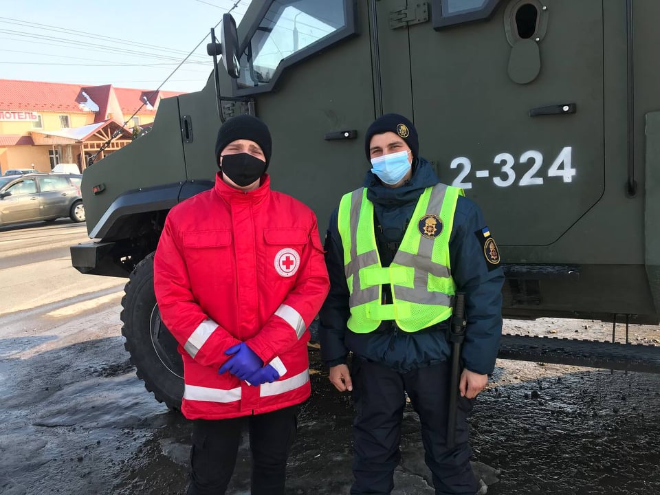 Епілепсія та втрата свідомості. Як студенти-медики допомагають людям на карантинних блок-постах (ФОТО)