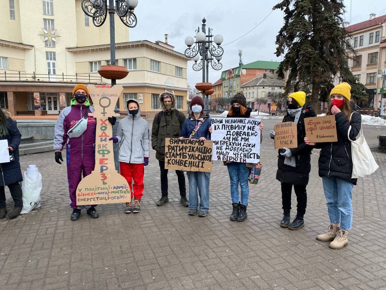 У Франківську небайдужі з плакатами вийшли за права жінок – не обійшлося без суперечок (ФОТО)