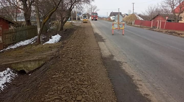 На Коломийщині уздовж дороги Р-24 триває ремонт узбіч (ФОТО)