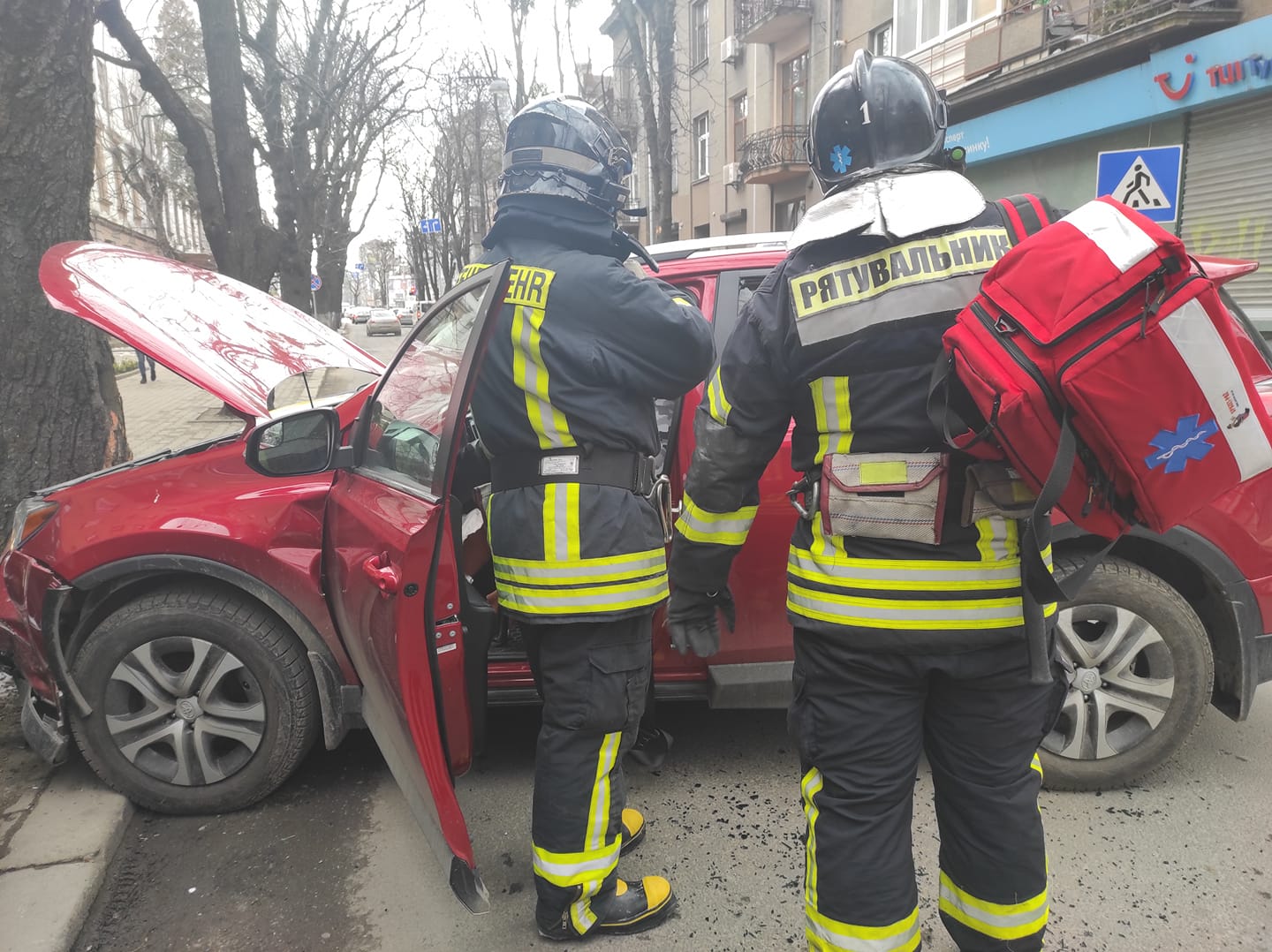 У центрі Франківська “Тойота” в’їхала в дерево (ФОТОФАКТ)