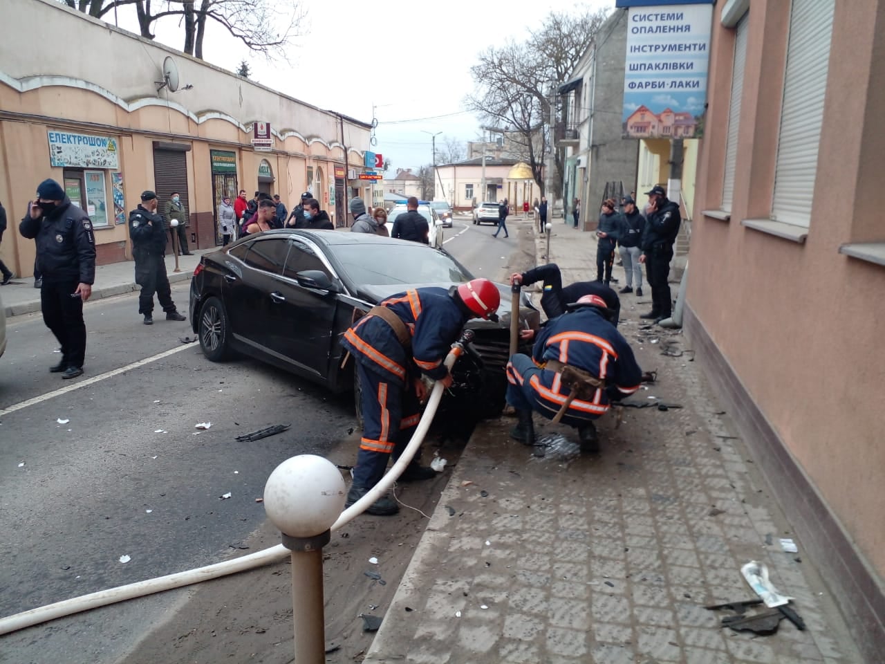 У Рогатині авто врізалося у стіну магазину (ФОТО, ВІДЕО, ОНОВЛЕНО)