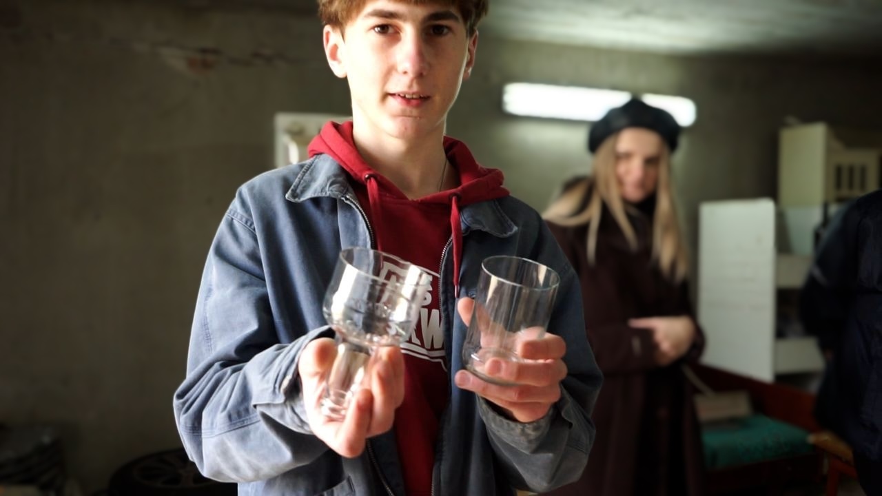 Ліцеїст та студент створюють у Калуші з пляшок склянки та підсвічники (ФОТО, ВІДЕО)
