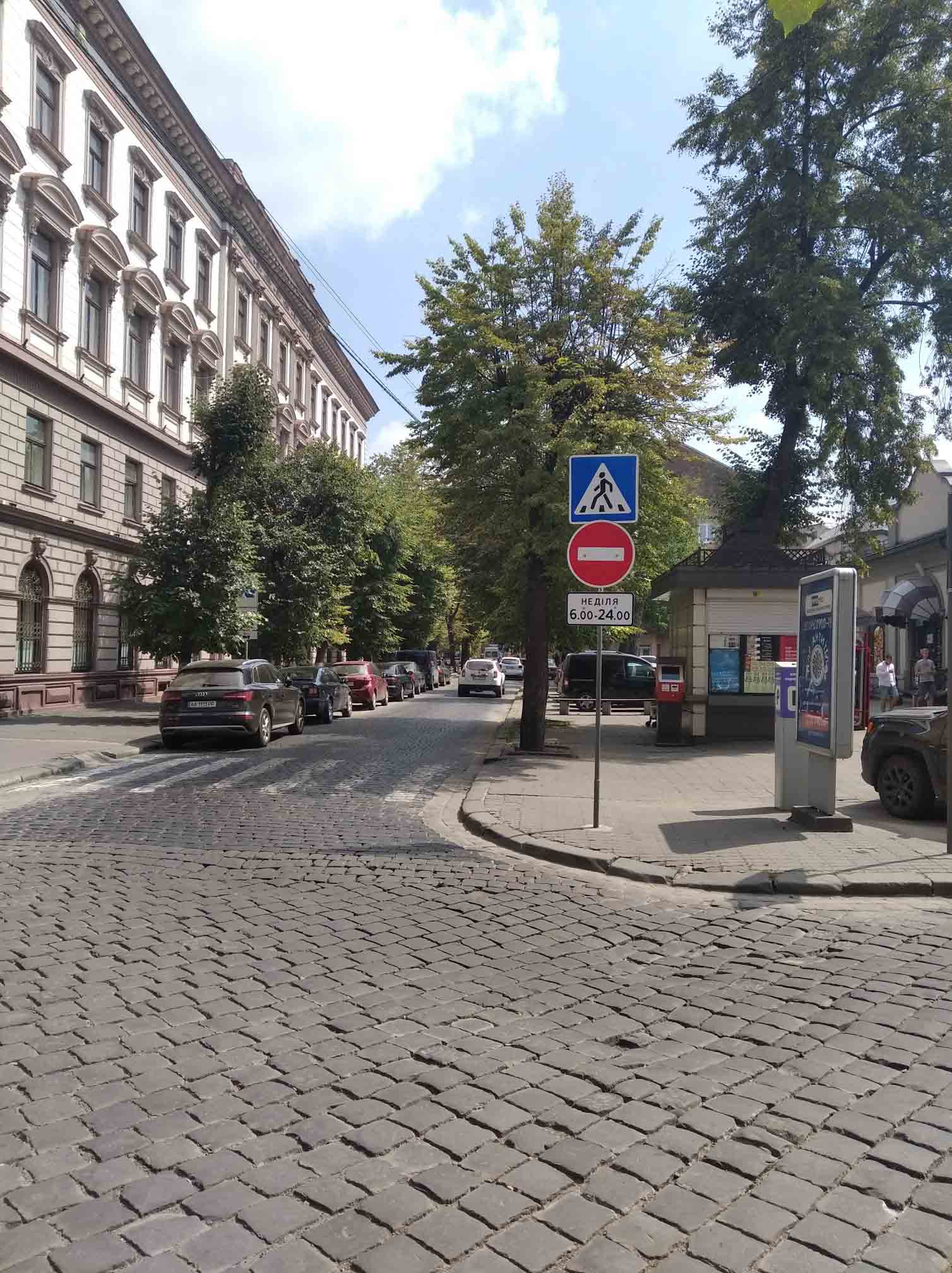 У Франківську знову дозволять їздити авто вулицею Грушевського в неділю