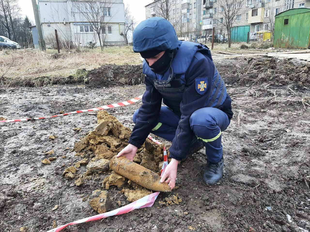 У Франківську біля багатоквартирних будинків знайшли застарілий боєприпас (ФОТО)