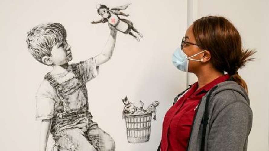 Легендарний вуличний художник Бенксі виставив на продаж свою картину, присвячену британським медикам