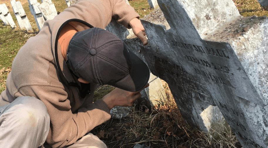 Калушани відновлюють написи на хрестах військового кладовища (ФОТО)