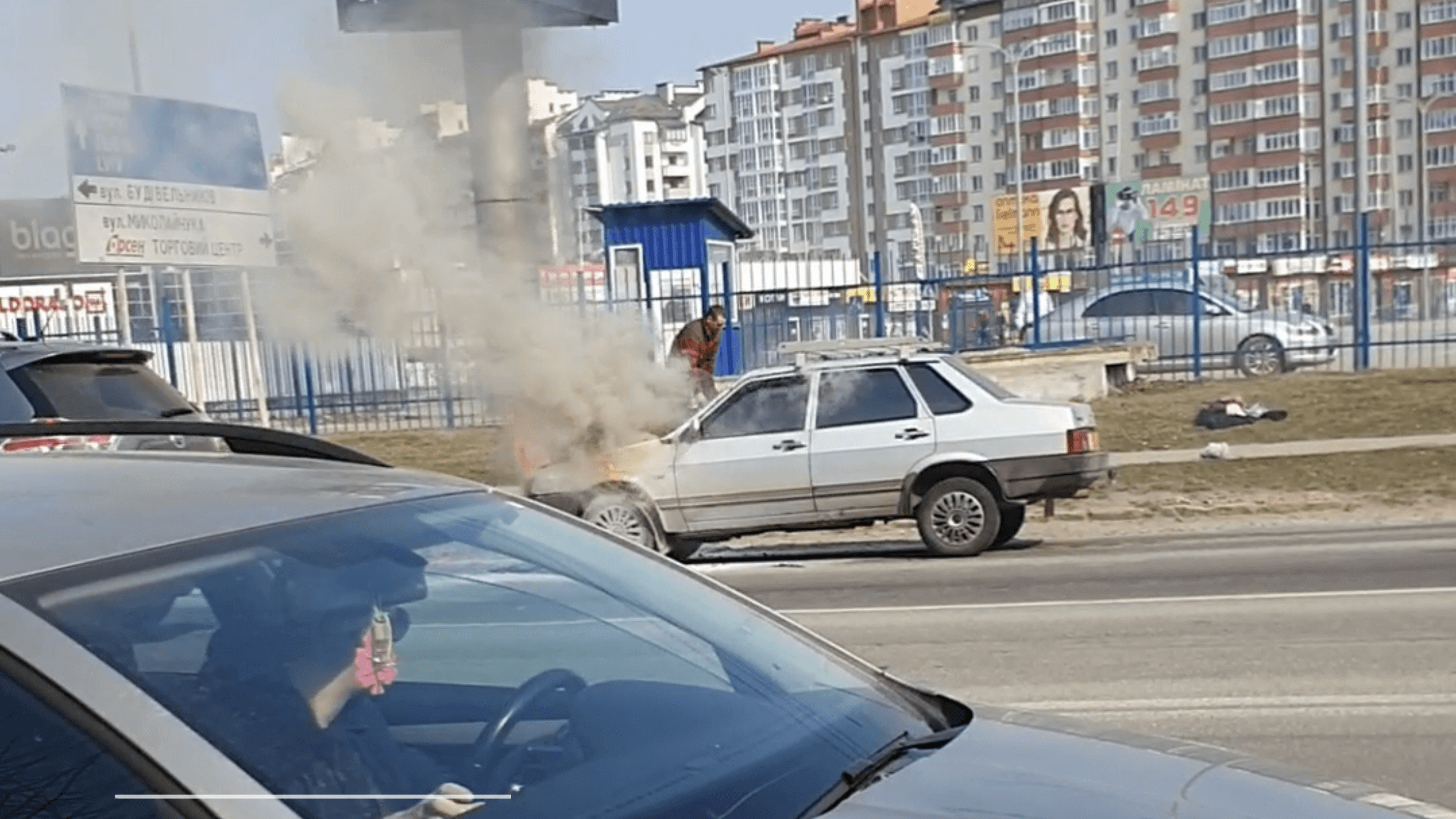 Посеред дороги на Івасюка загорівся автомобіль (ВІДЕО)