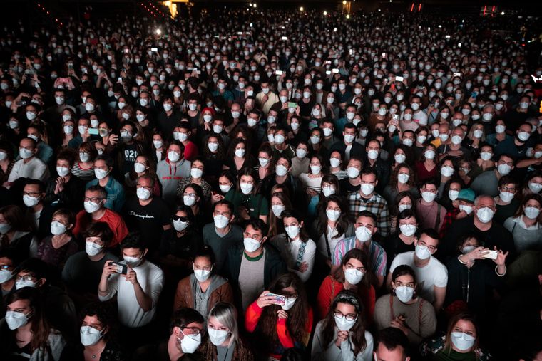 В Іспанії заради експерименту влаштували концерт на 5 тисяч людей. Перед тим усіх відвідувачів протестували на COVID-19 (ФОТО)