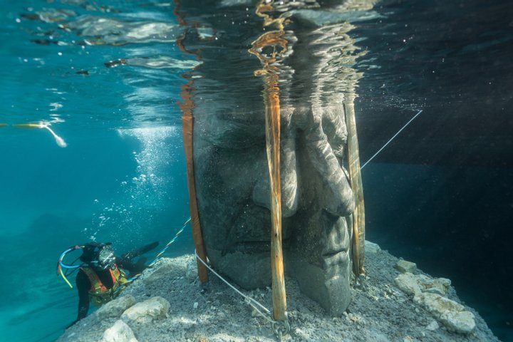 Унікальні двометрові скульптури на дні моря: у Франції відкрився неймовірний підводний музей (ФОТО)