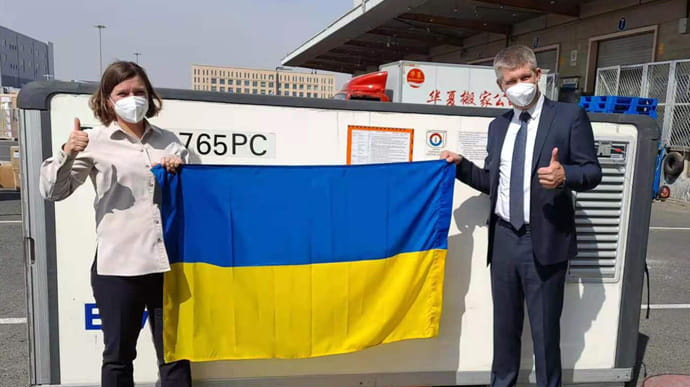 В Україну відправили китайську вакцину проти коронавірусу (ФОТОФАКТ)