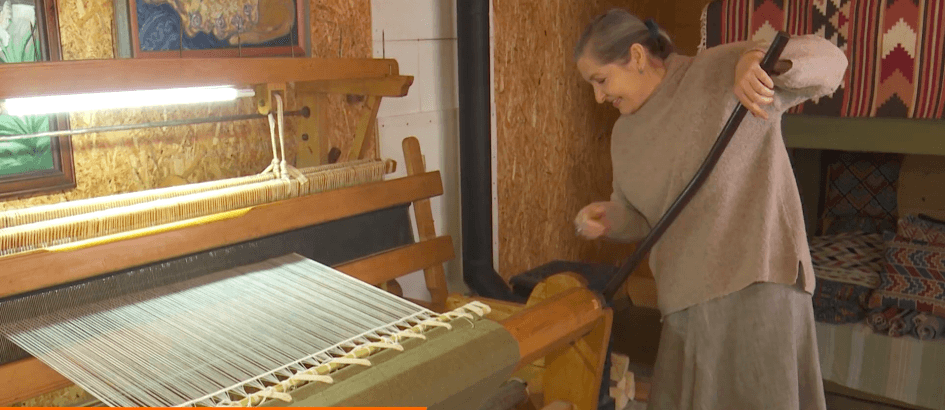 Майстриня з Сімферополя відтворює традиції косівського килимарства на Прикарпатті (ВІДЕО)