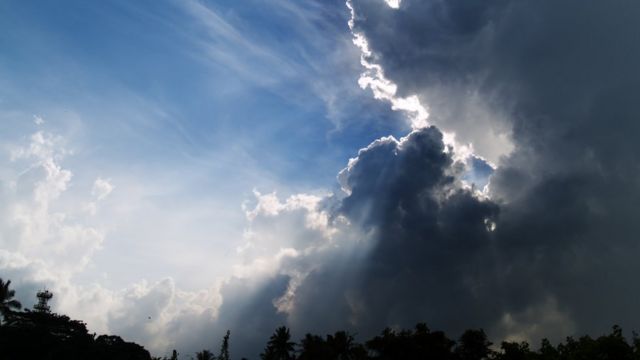На Великодні свята в Україні будуть хмари, дощ, вітер та трошки сонця