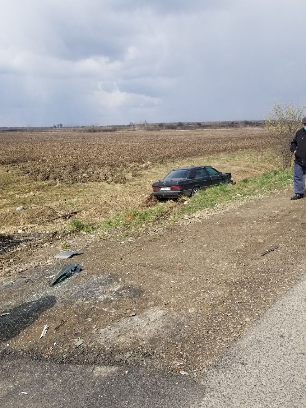 Поблизу Отинії Мерседес порушив правила обгону і опинився у кюветі (ФОТО)