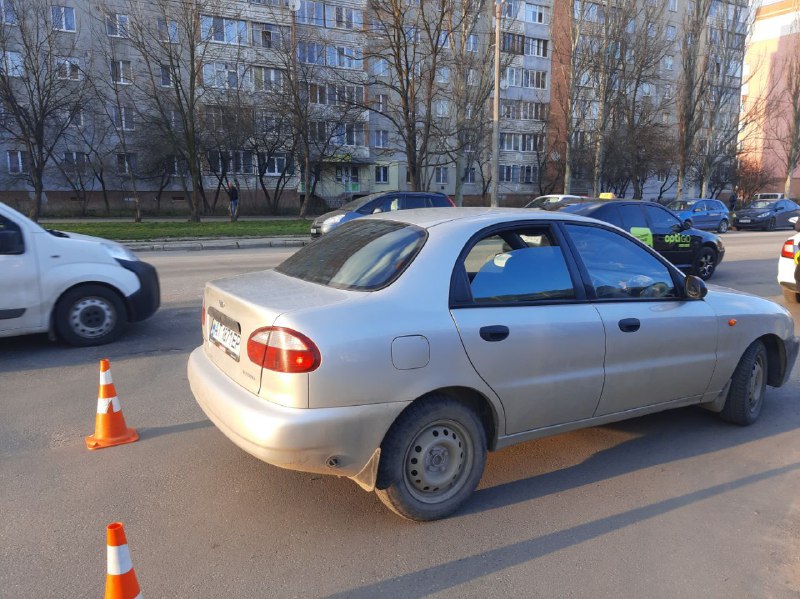 На Івана Павла ІІ п’яний водій зніс знак на острівці безпеки (ФОТО)