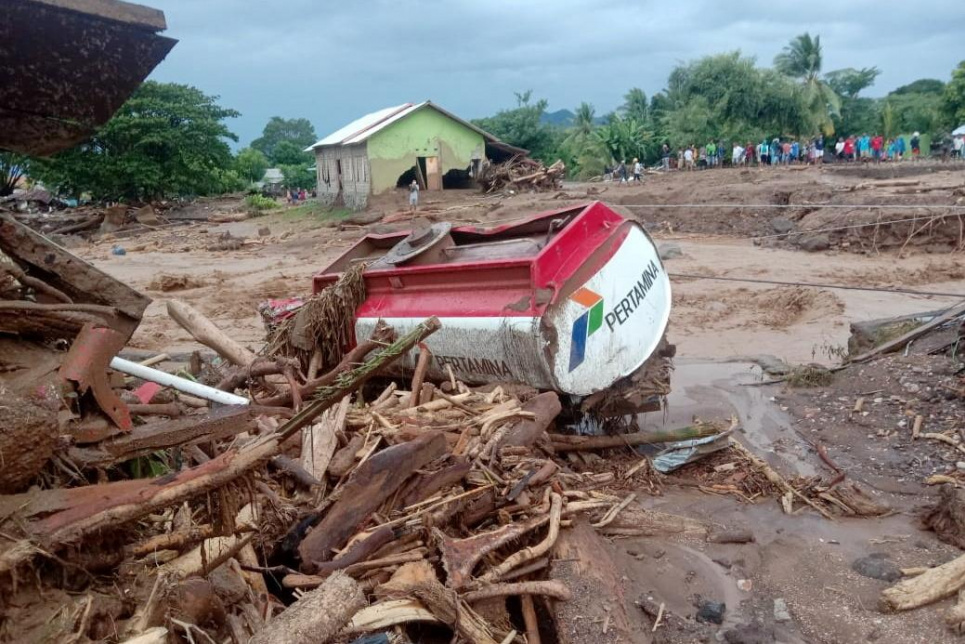 В Індонезії через зсуви та повінь загинуло понад 100 людей