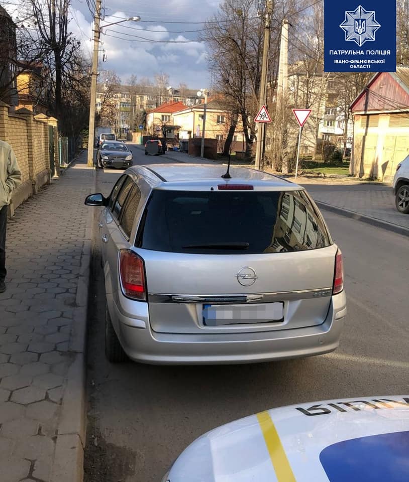 На вихідних у Франківську поліцейські виявили двох водіїв з підробленими документами (ФОТО)