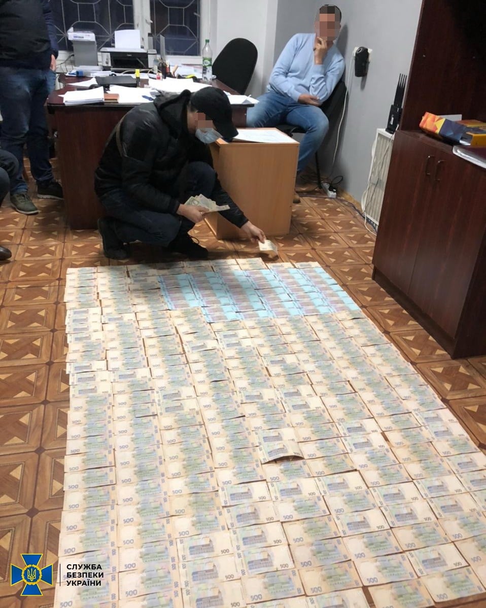 СБУ викрила кіберполіцейських на вимаганні 150 тисяч гривень хабара (ФОТО)