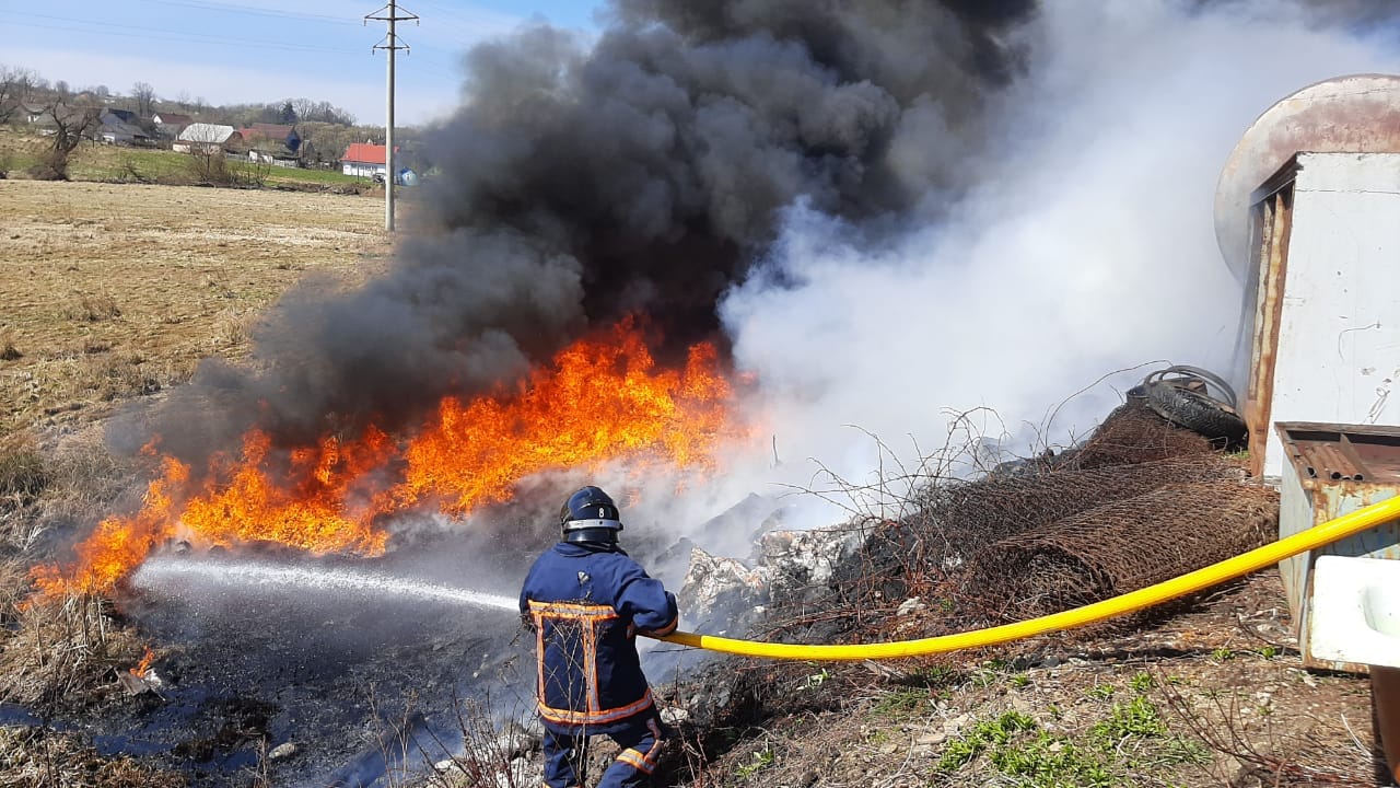 Рятувальники гасили пожежу сухої трави поблизу залізничної колії на Прикарпатті (ФОТО)