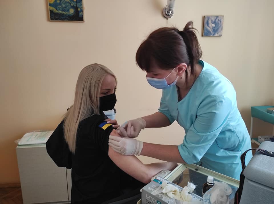 У Франківську вакцинували від коронавірусу 300 працівників ДСНС (ФОТО)